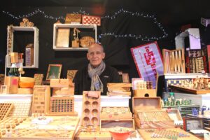 Stand de jeu de société en bois au marché de Noël d'Angers