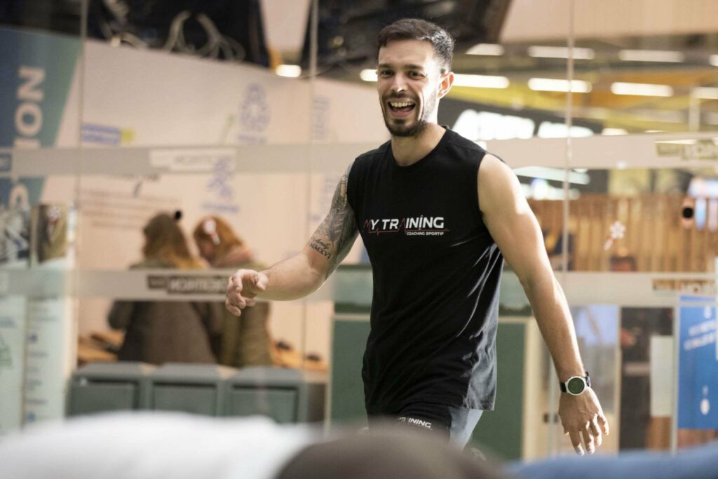 Séance de Cross Training animée par Sonny, coach sportif à Angers, entouré de participants motivés