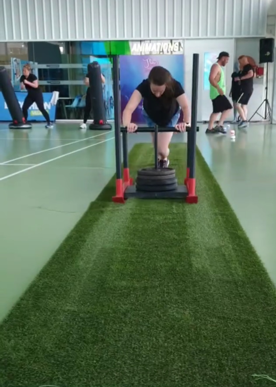 Sonny, coach sportif à Angers, anime une séance de Cross Training avec un groupe motivé en plein air